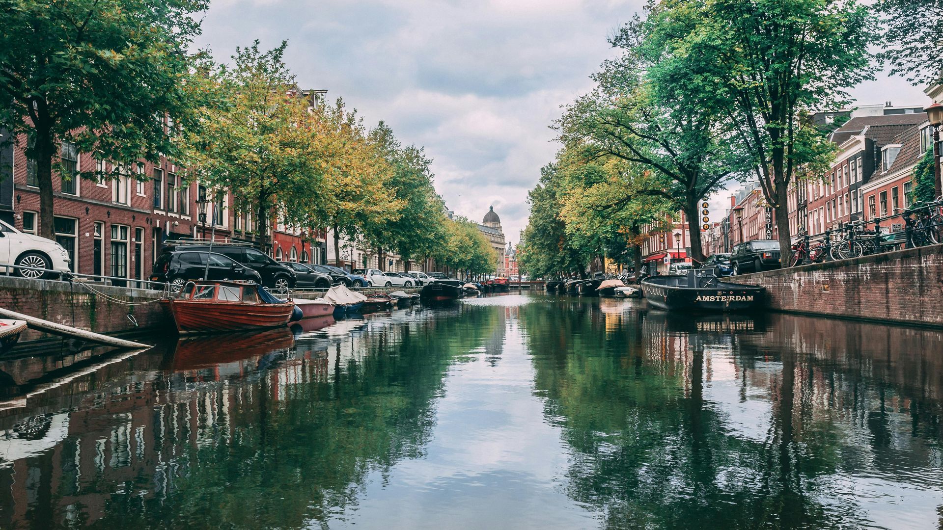 Amsterdamse grachten vanaf het water – Rondvaart langs historische grachtenpanden.