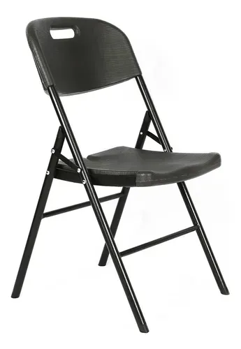 Silla plegable negra sobre fondo blanco.