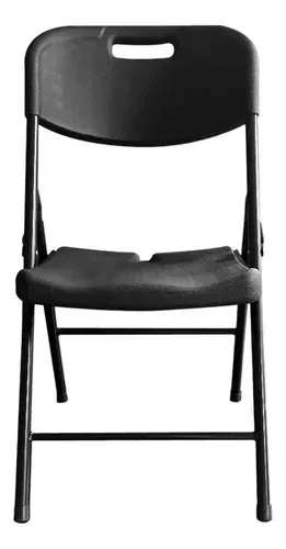Silla plegable negra sobre fondo blanco.