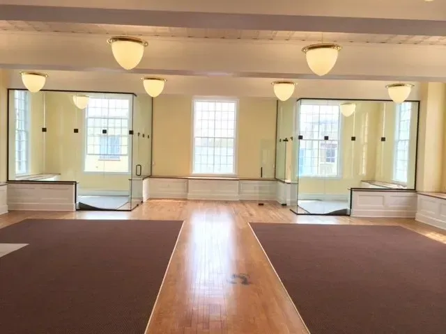 A large room with a lot of mirrors and windows
