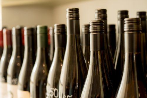 Bottiglie scure di vino