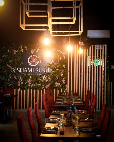 Rotoli di sushi in contenitori di plastica trasparente con salsa di soia e wasabi.