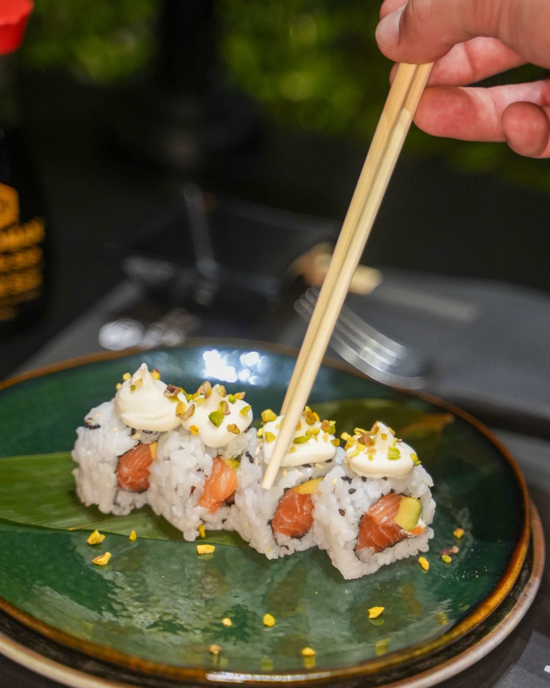 Rotolo di sushi con gamberi in tempura, riso e uova d'arancia come guarnizione su un piatto.