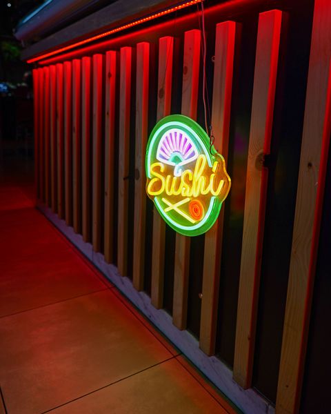 Apparecchiatura del tavolo del ristorante con bacche rosse, una lampada in vetro decorato e una sedia viola.