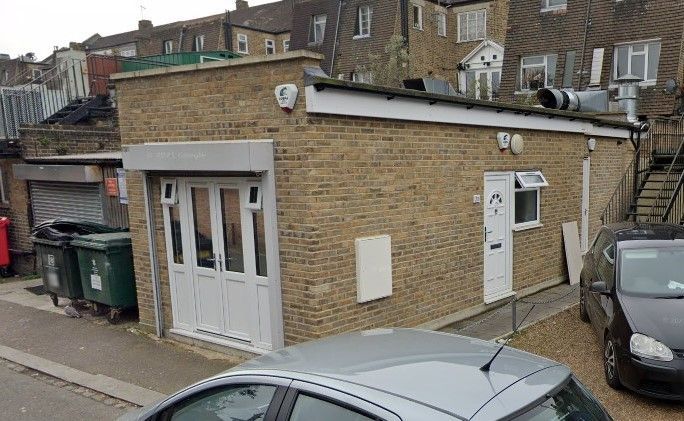 SMALL SELF CONTAINED OFFICE BUILDING
TO LET (OFFICE USE ONLY)