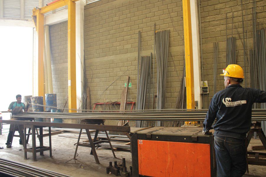 Hombres manipulando hierro