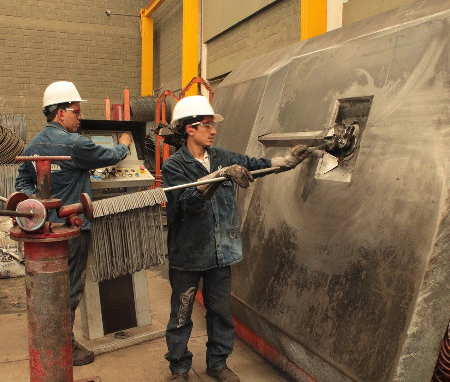 Hombres realizando formas en hierro
