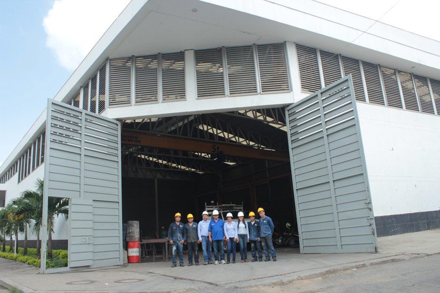 Personal de la empresa en las afueras de la empresa
