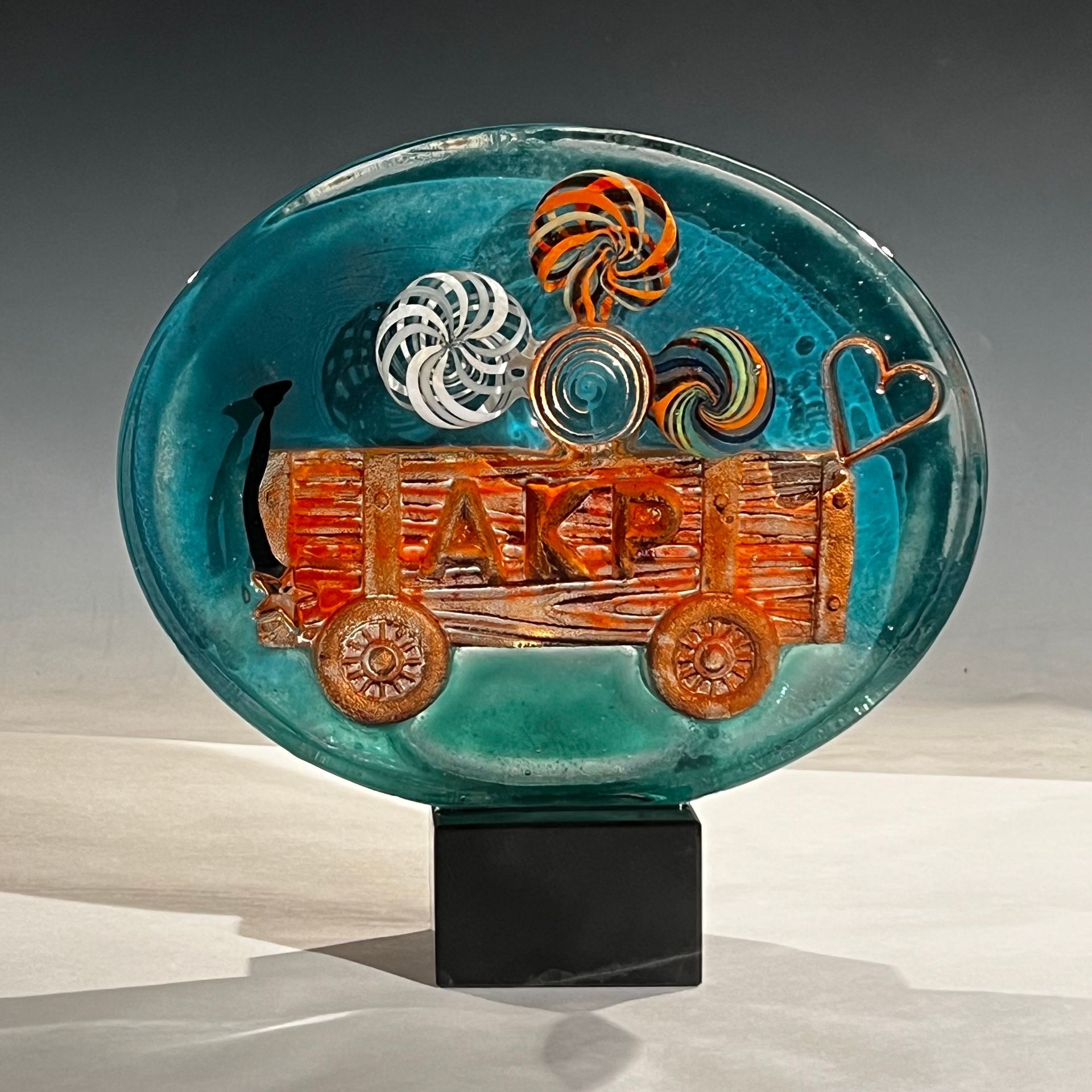 A sculpture of a wagon with the word cake on it