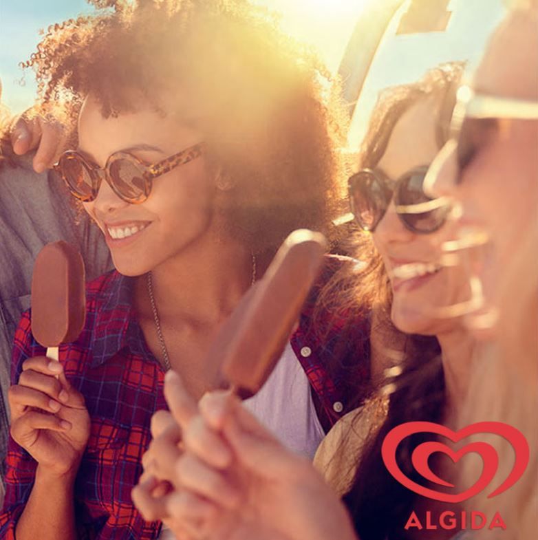 Delle ragazze con un Cremino Algida