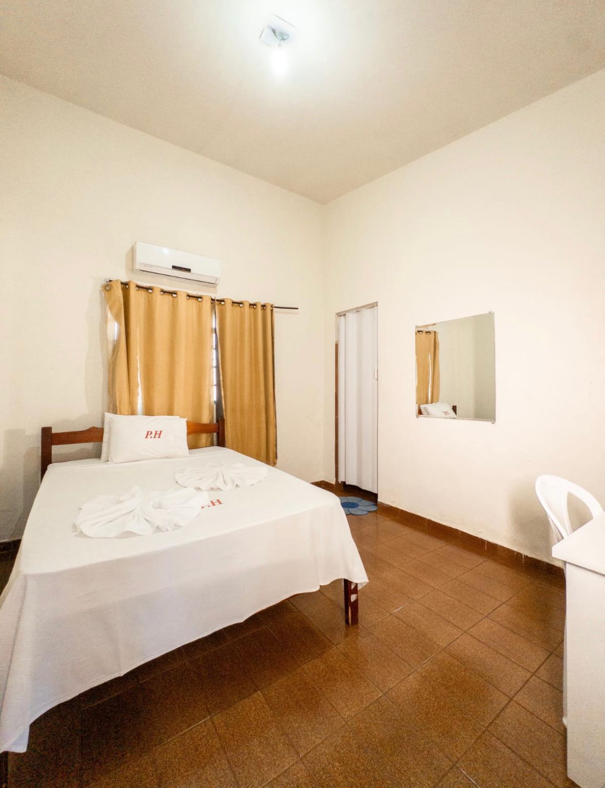 Um quarto com uma cama e uma cadeira