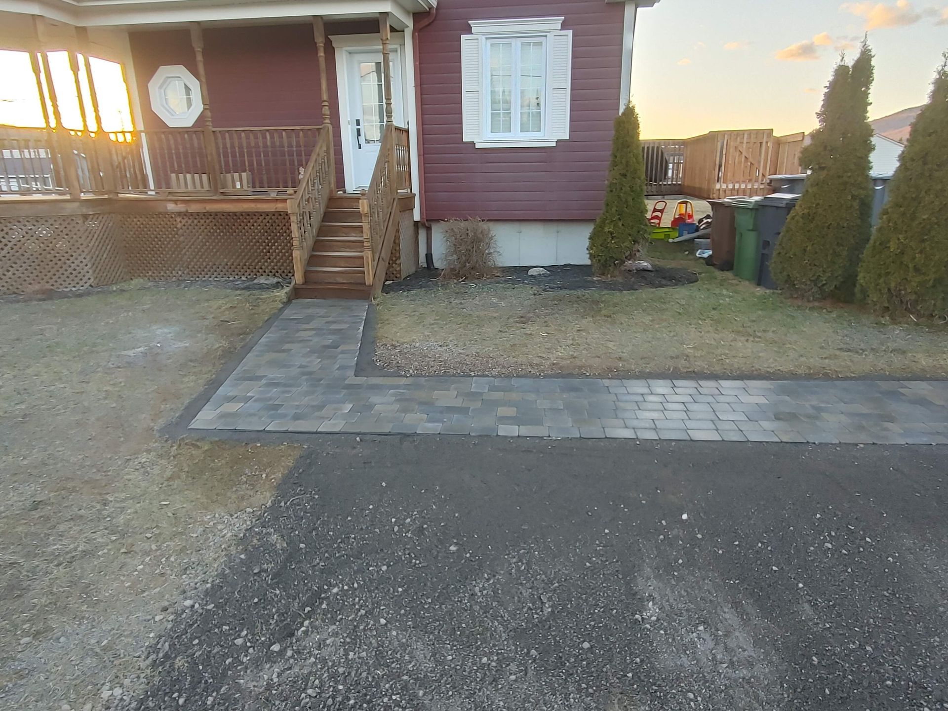 Une maison avec une allée en briques qui y mène