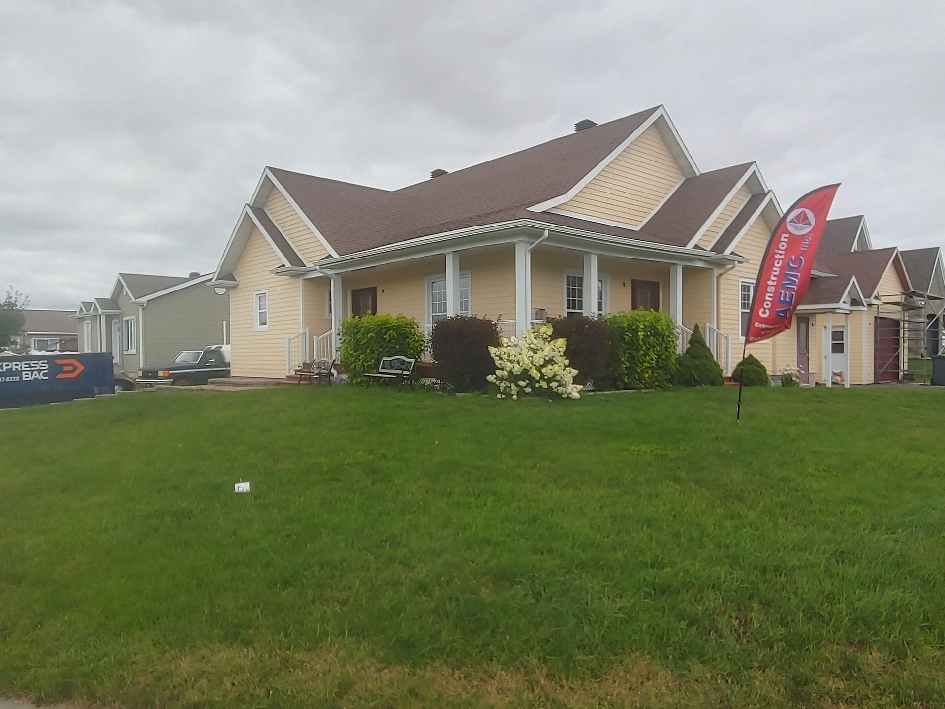 Une grande maison avec un drapeau rouge devant elle.