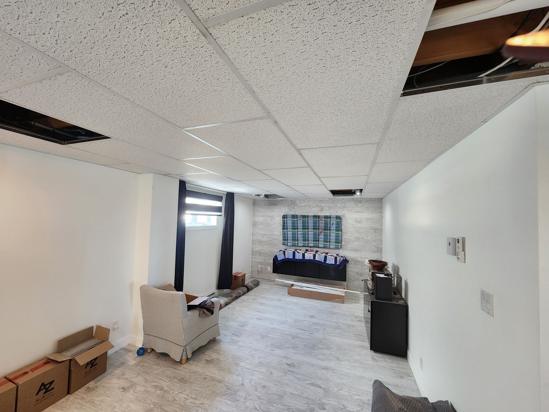 Un salon avec un plafond qui a un trou.