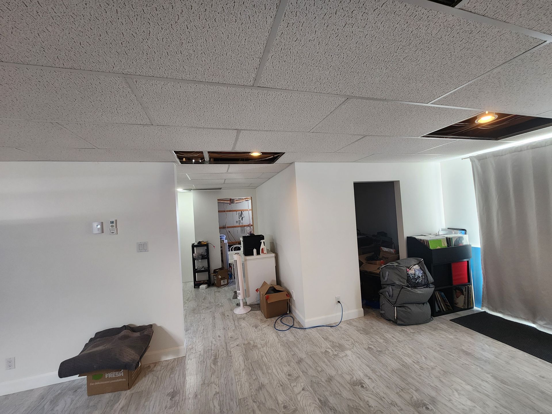 Il y a un trou dans le plafond au milieu de la pièce.