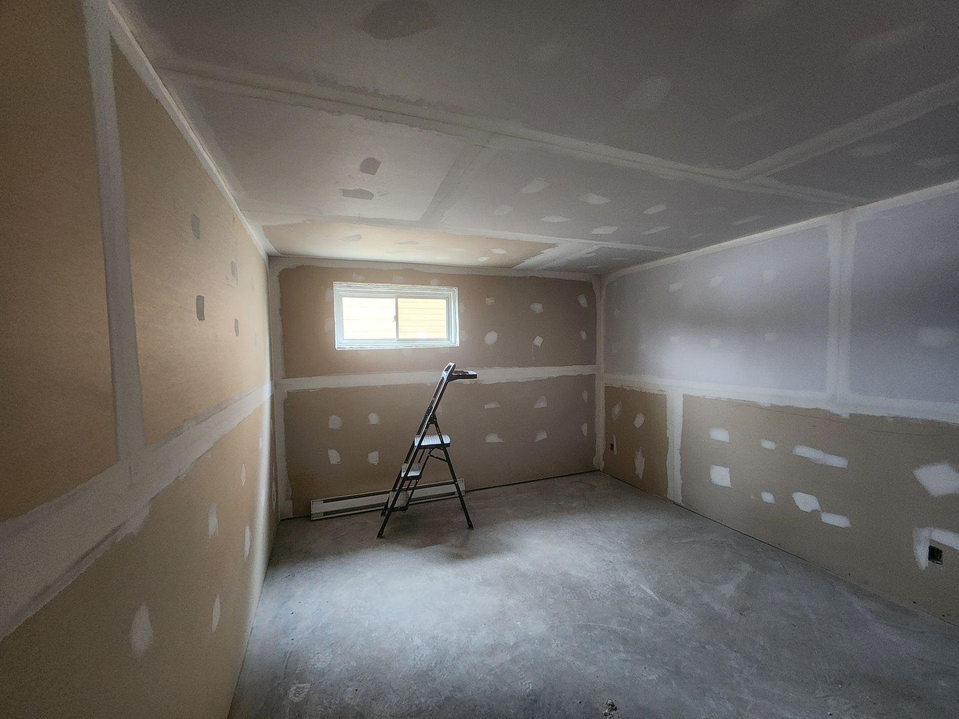 Il y a une échelle au milieu de la pièce.