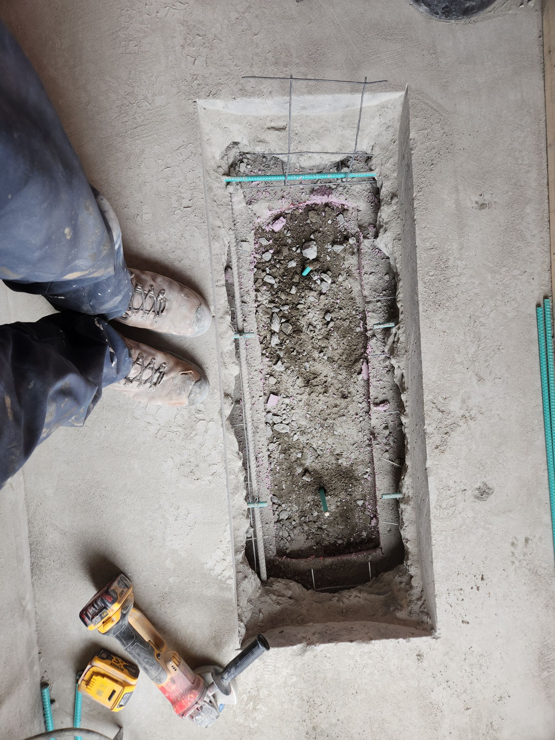 Une personne se tient à côté d'un trou dans le sol