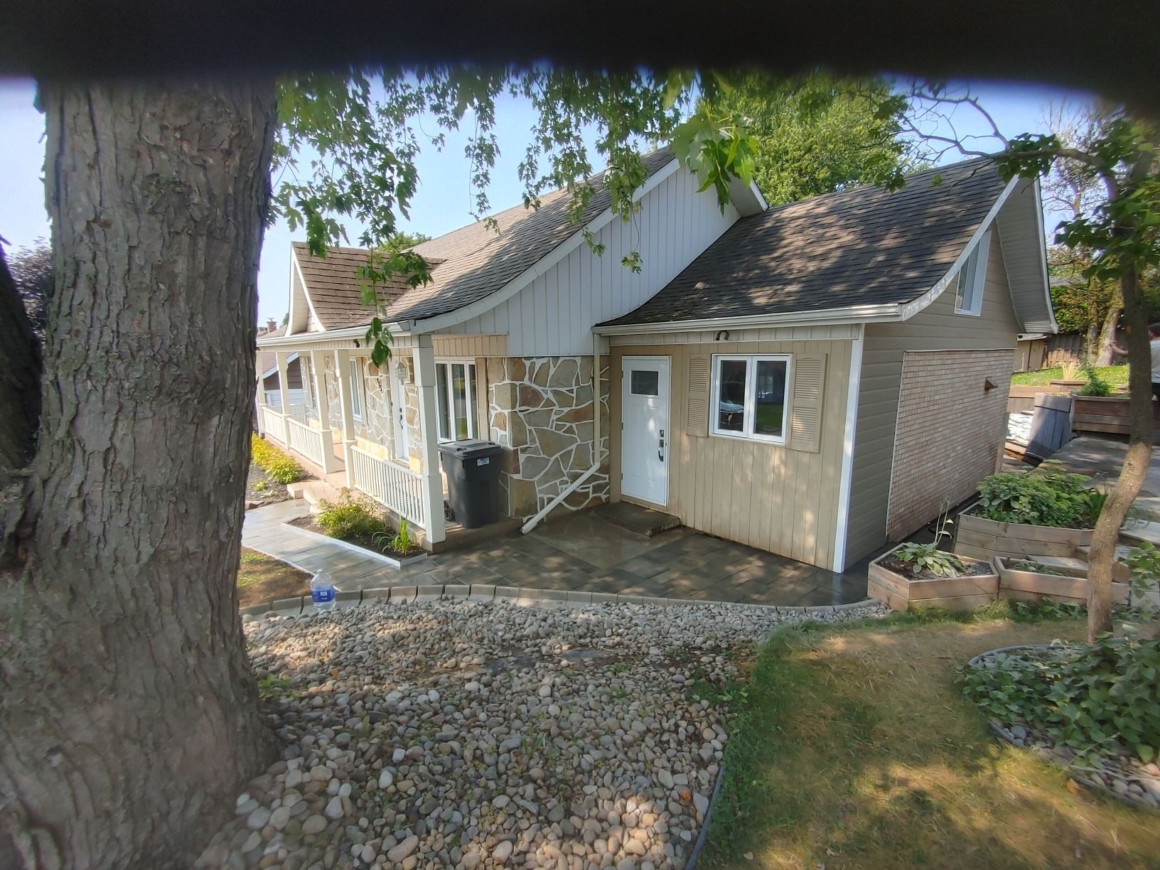 Une petite maison avec un arbre devant