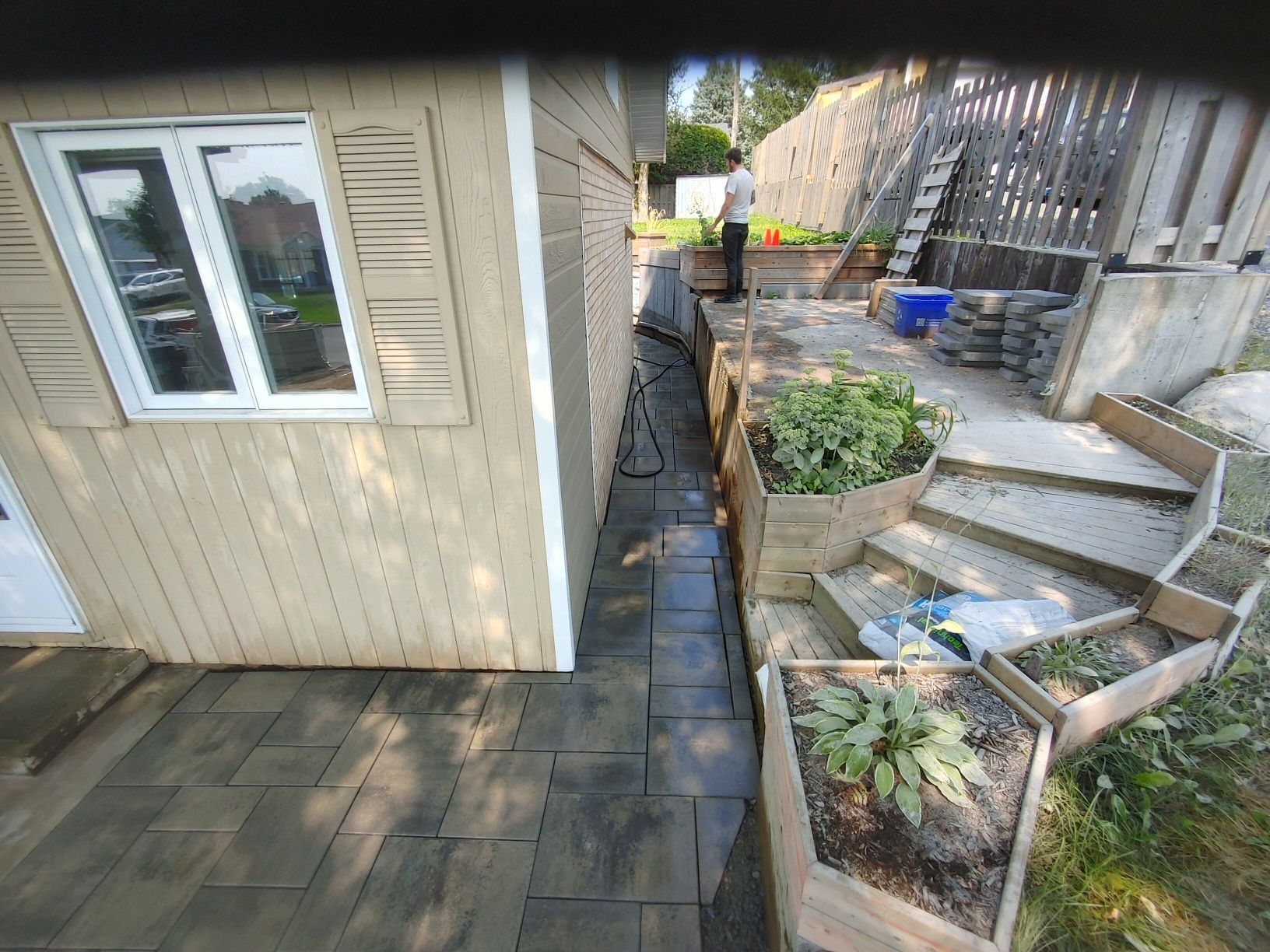 Une maison avec un patio et des escaliers devant.