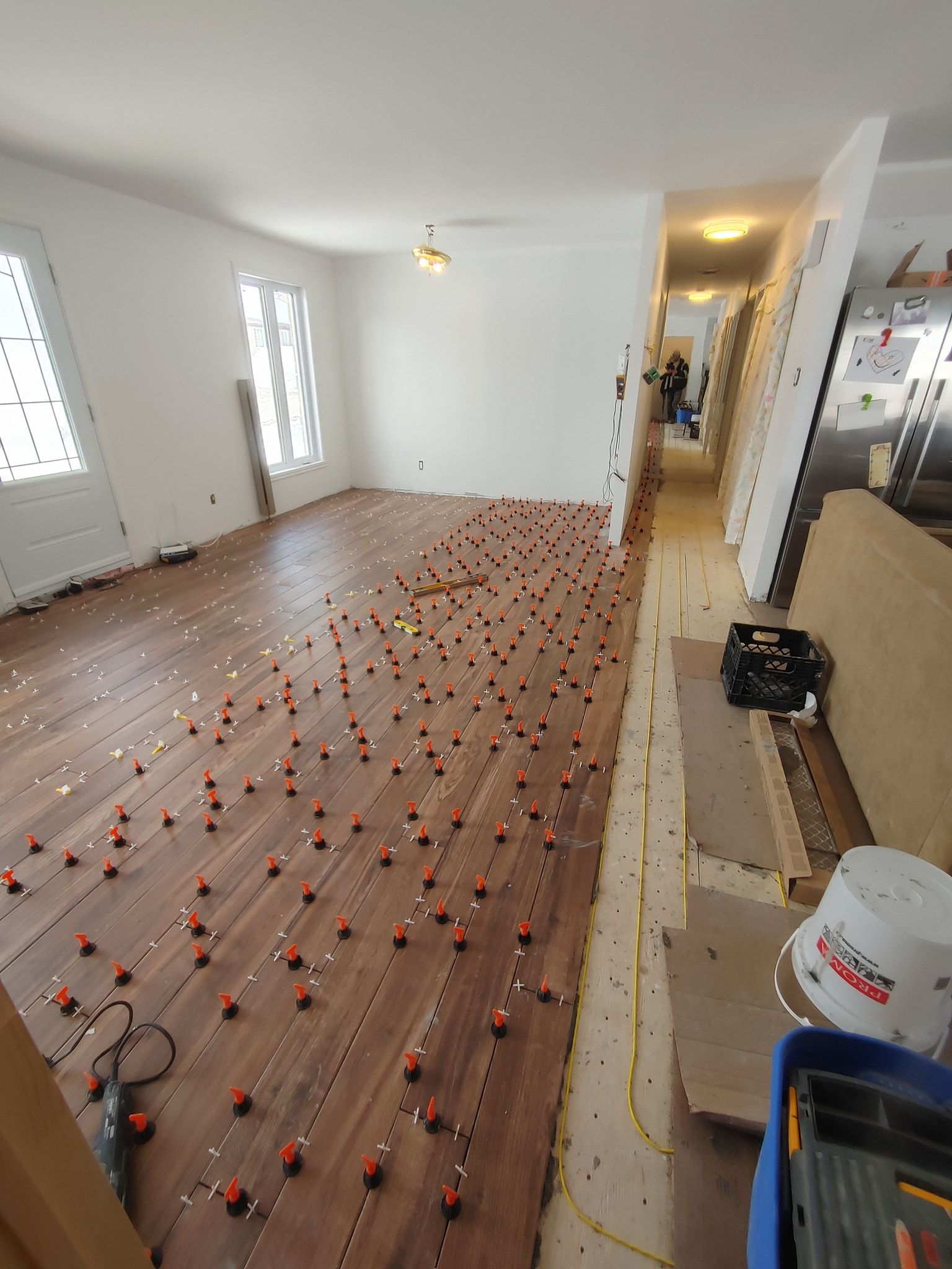 Une grande pièce avec un plancher en bois et beaucoup de carrelage dessus.