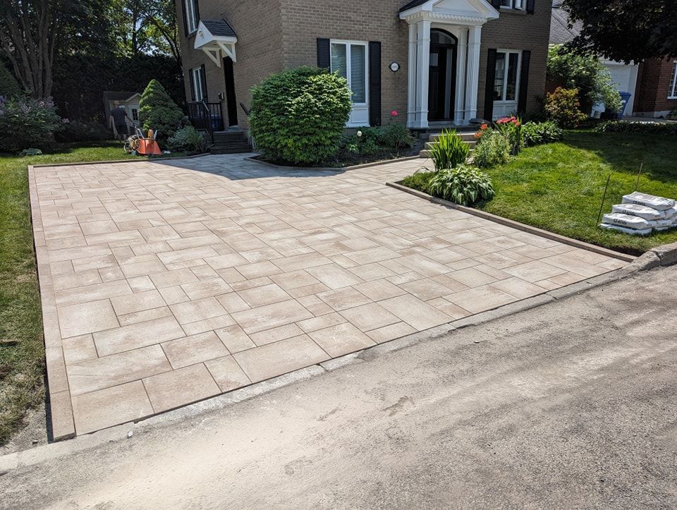 Une allée est en cours de construction devant une maison.