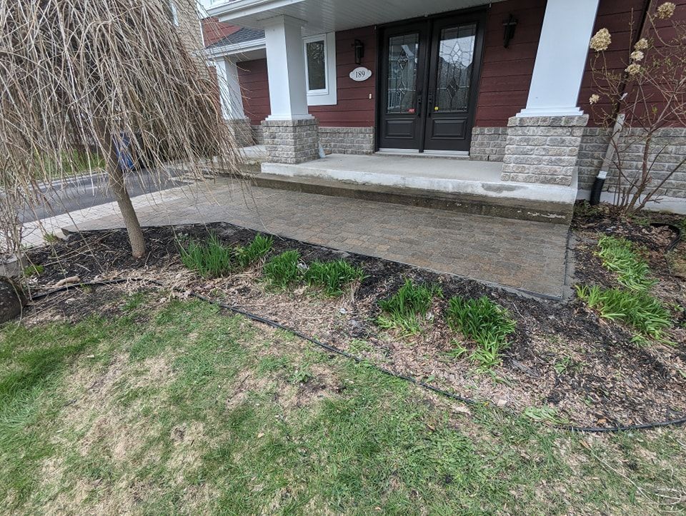 Il y a une passerelle menant à la porte d'entrée d'une maison.