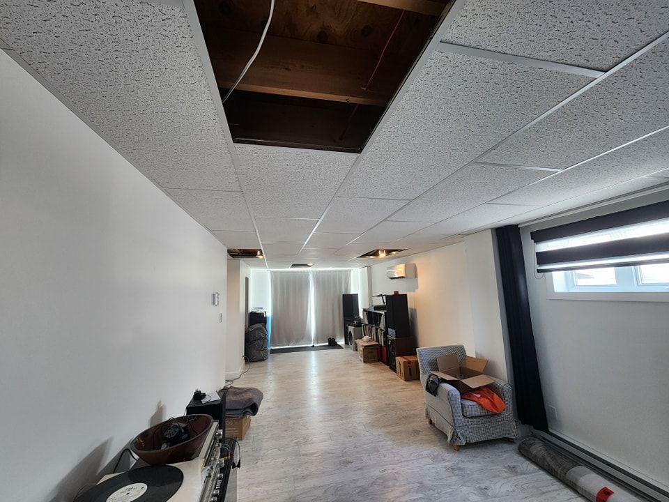 Un salon avec un plafond percé d'un trou