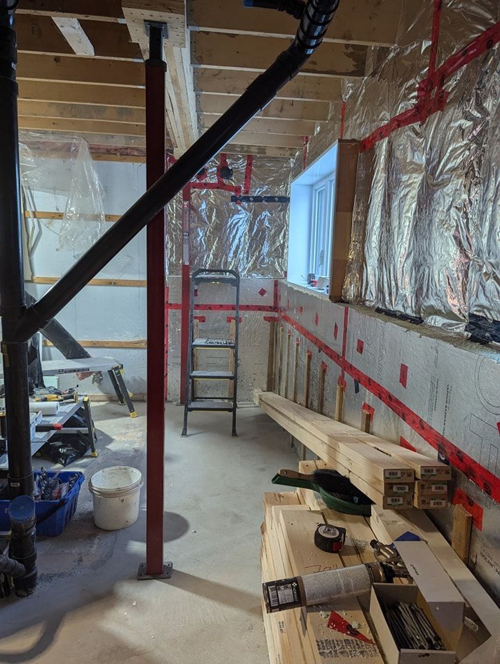 Une pièce en construction avec une échelle et une fenêtre