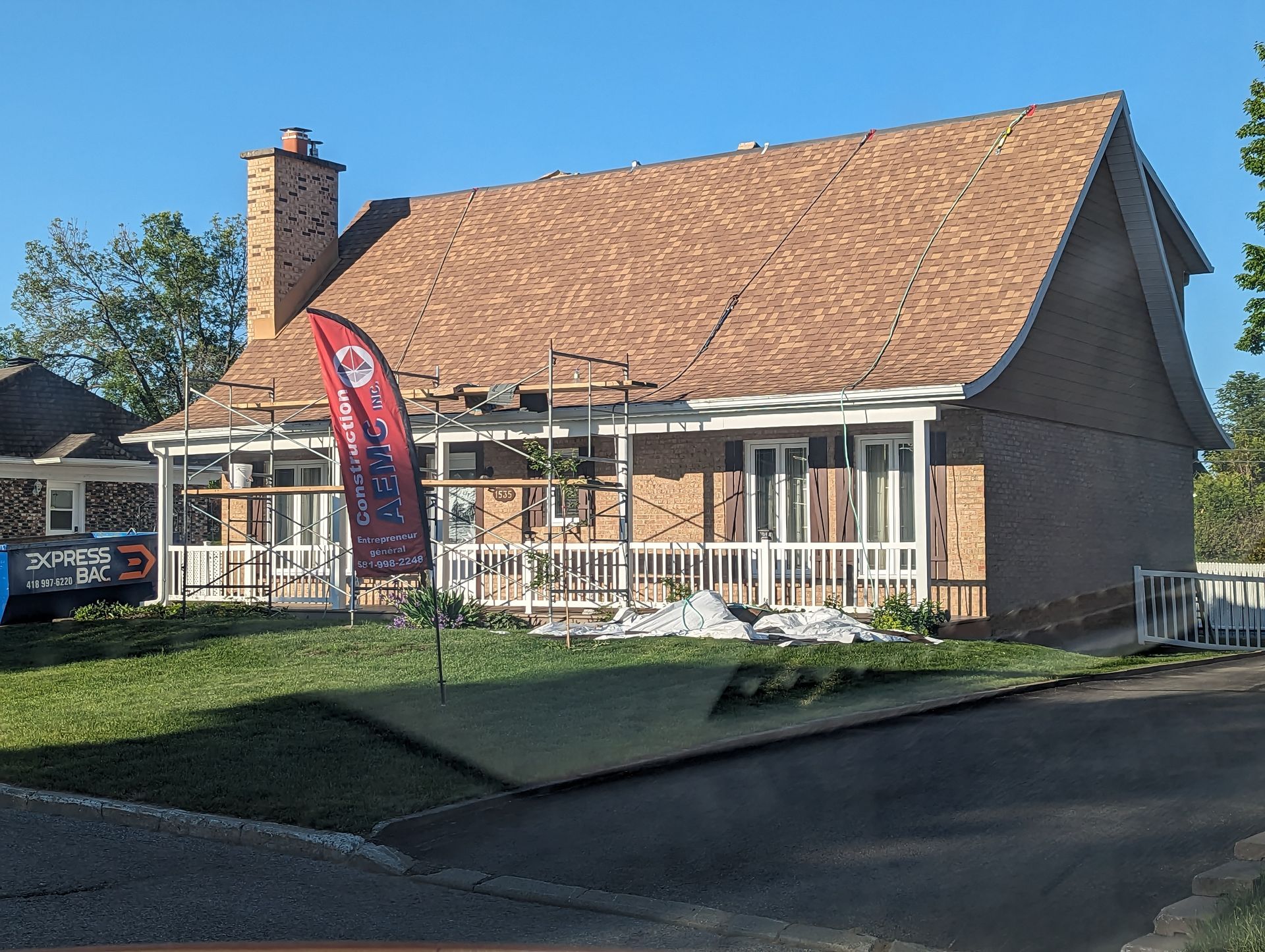 Une maison en briques avec un toit en cours de réparation
