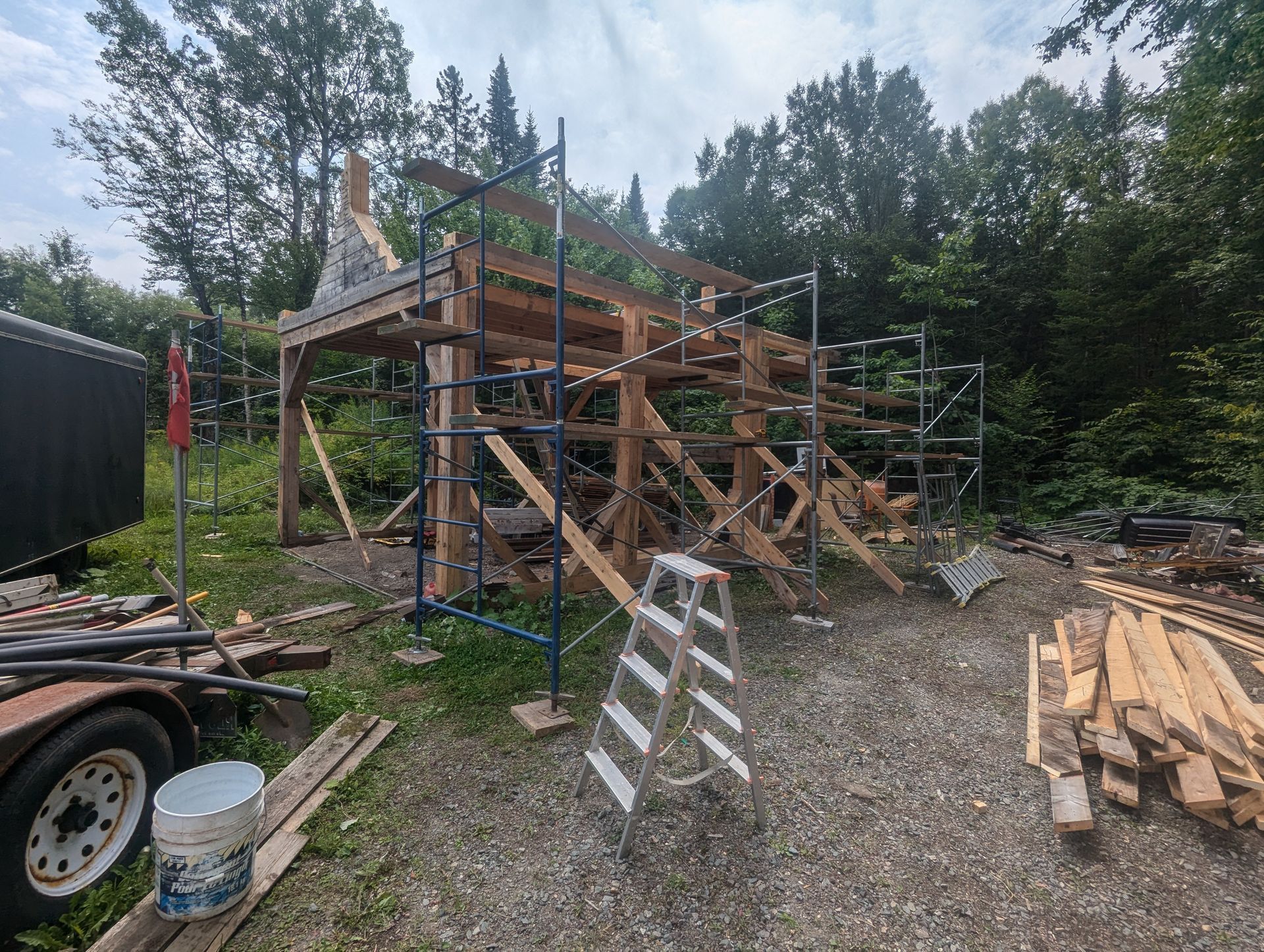 Une échelle est posée devant un bâtiment en construction.