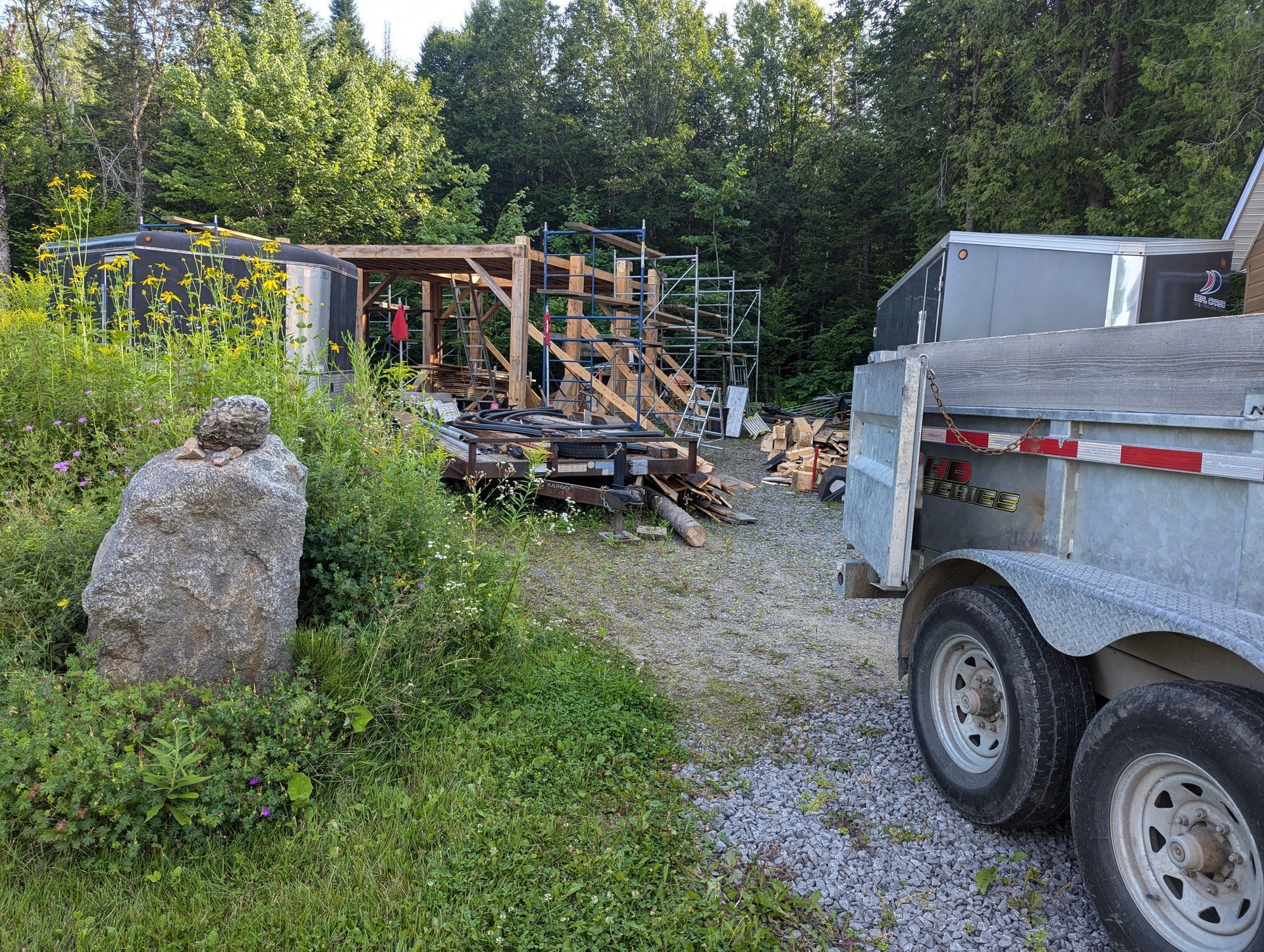 Un camion benne est garé devant un bâtiment en construction.