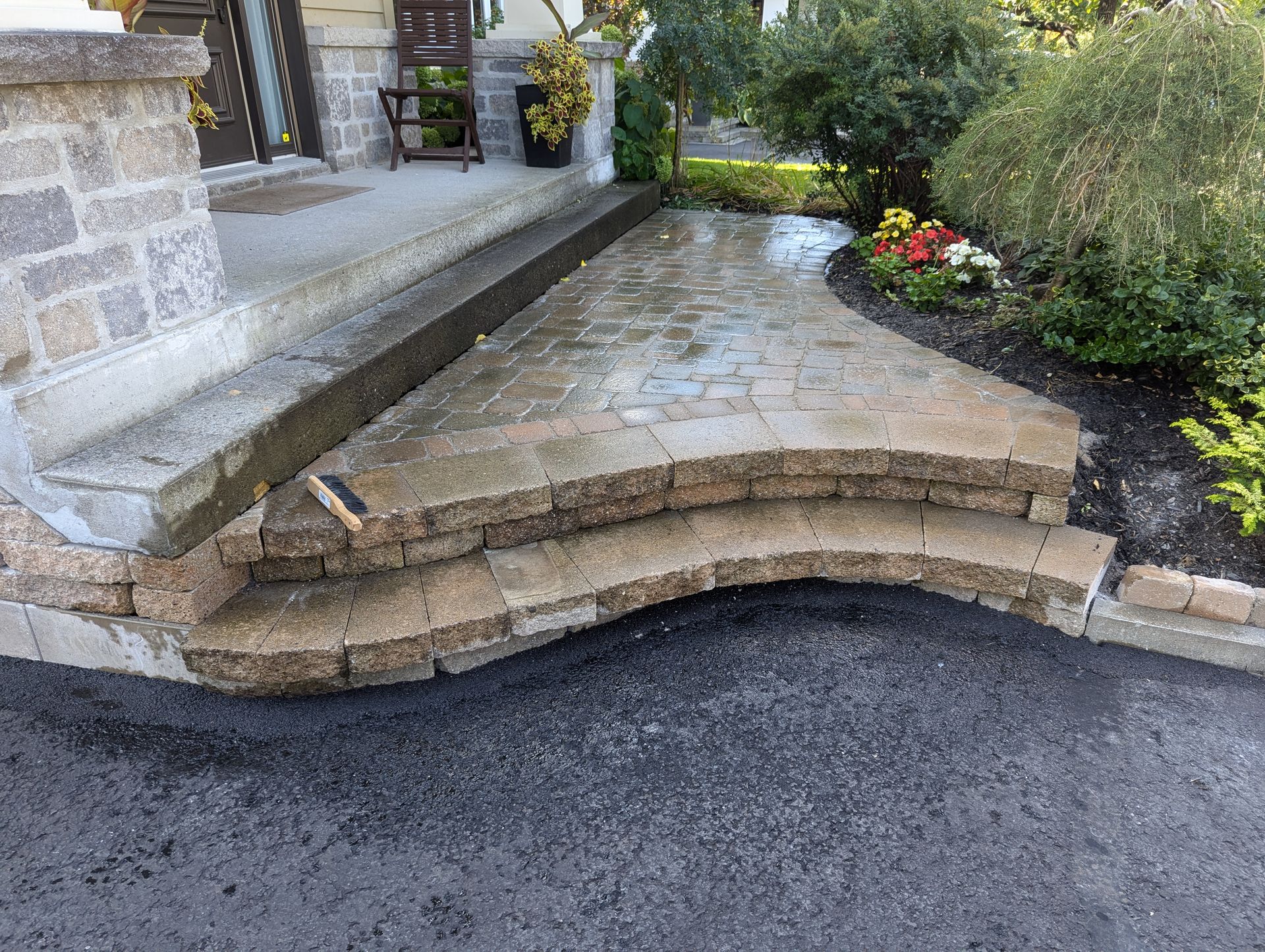 Une allée en pierre avec des marches menant à une maison.