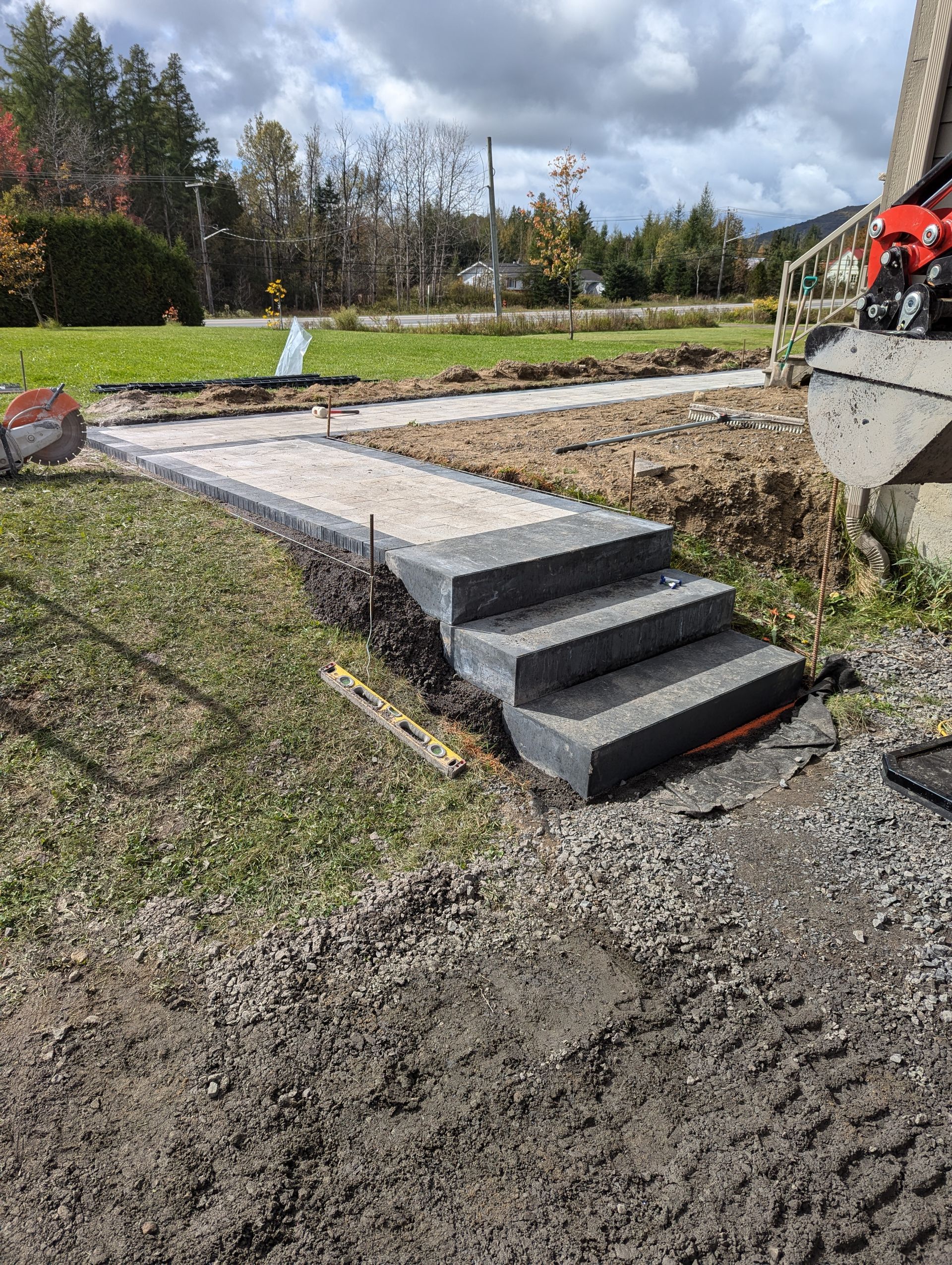 Un ensemble d'escaliers en cours de construction dans une cour.