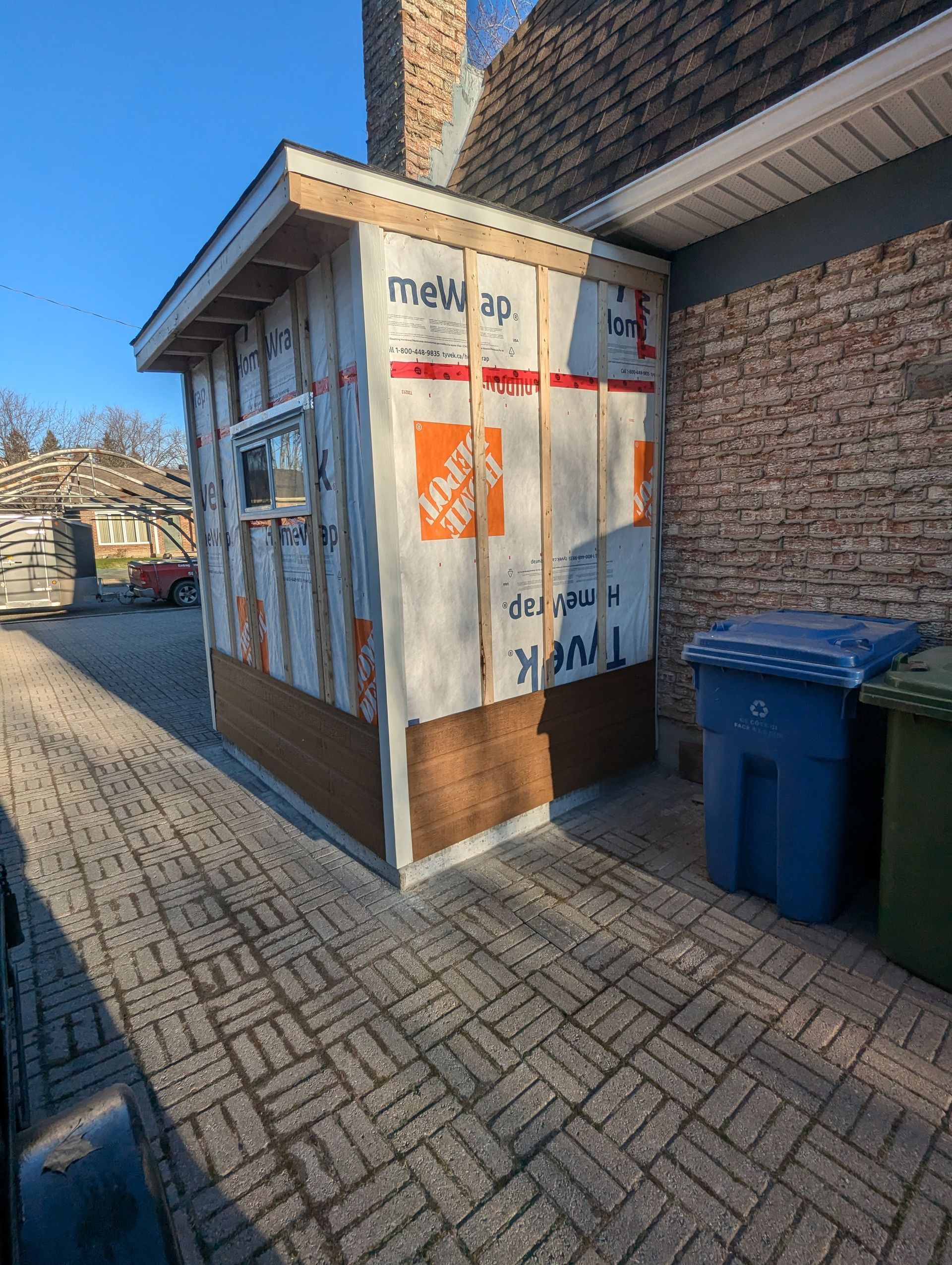 Un hangar est en cours de construction sur le côté d'une maison.