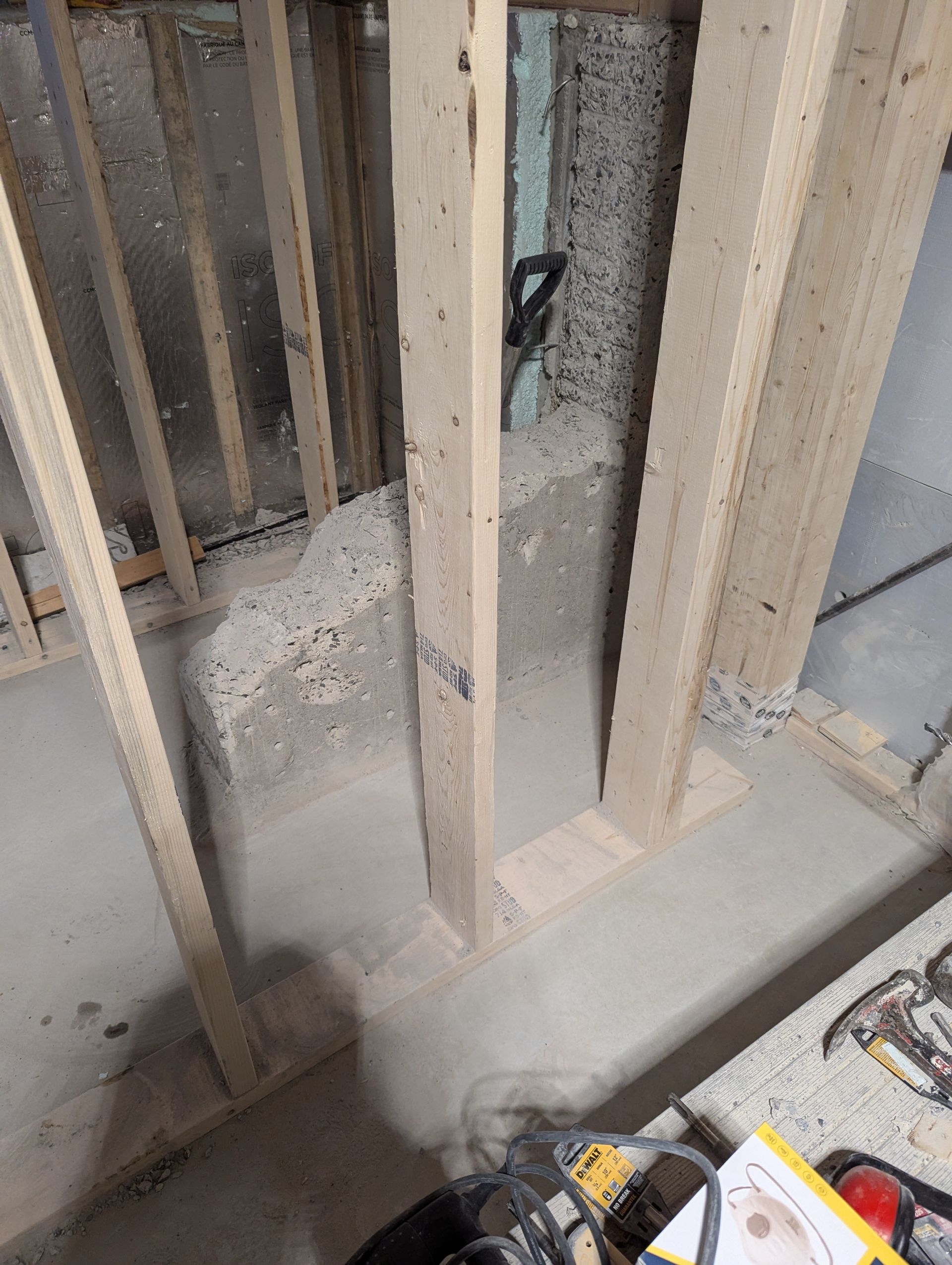 Une charpente en bois est en cours de construction dans une pièce.