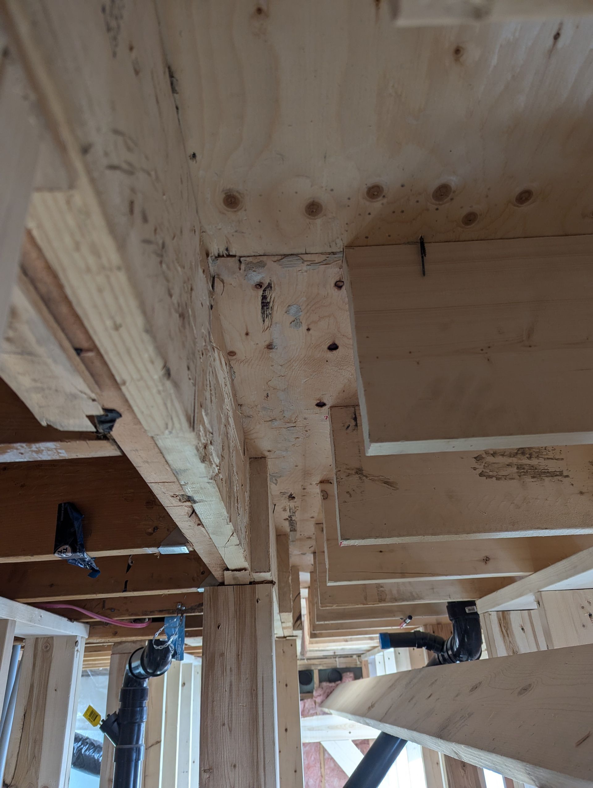 Un chantier avec beaucoup de bois et de tuyaux