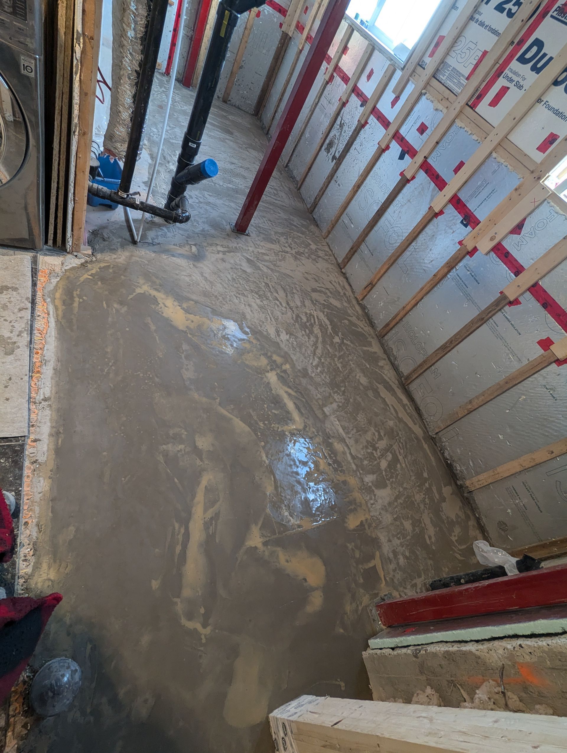 Une pièce avec beaucoup de saleté sur le sol et les murs.