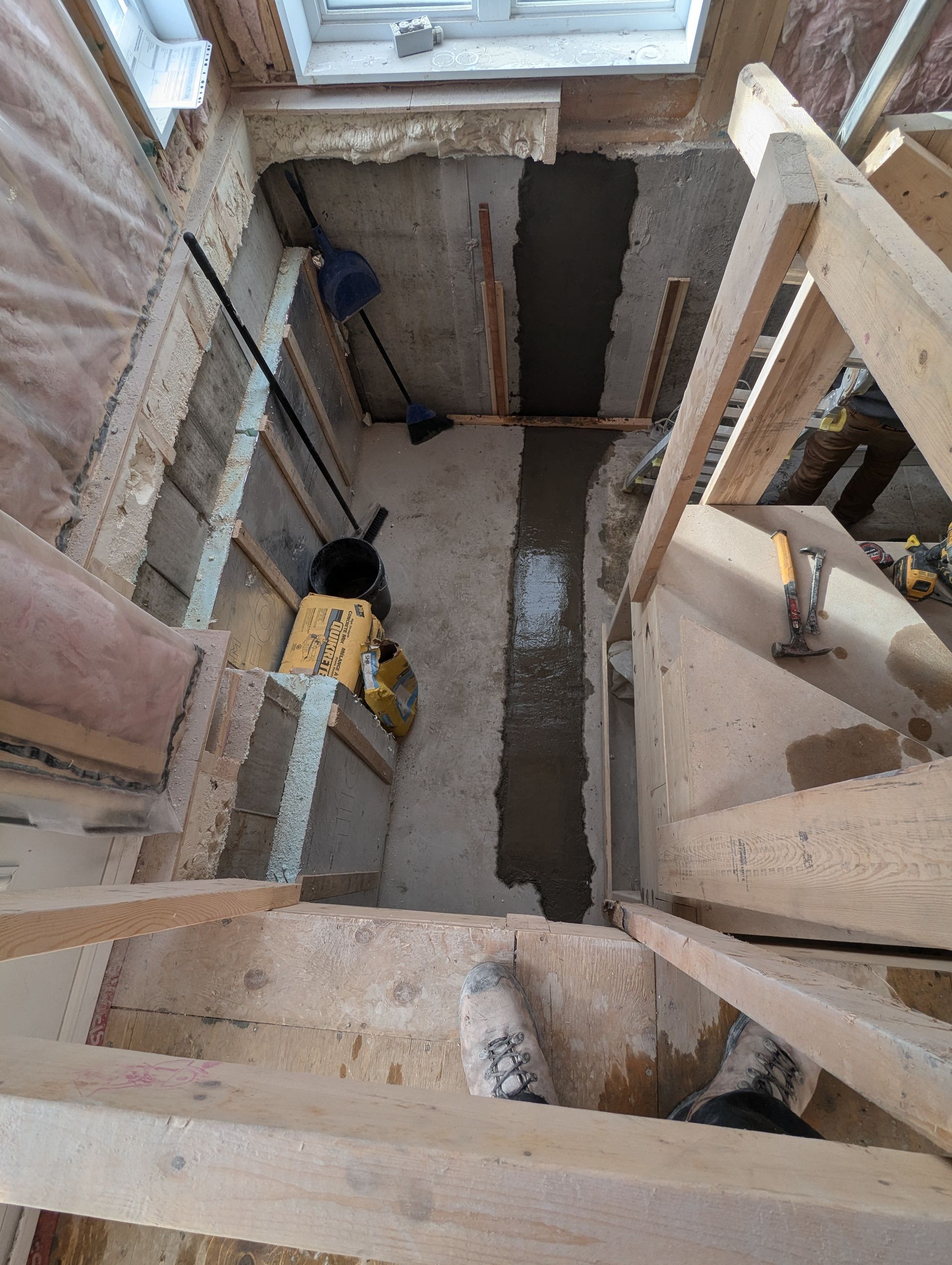 Une personne se tient dans un trou dans le sol d'un bâtiment.