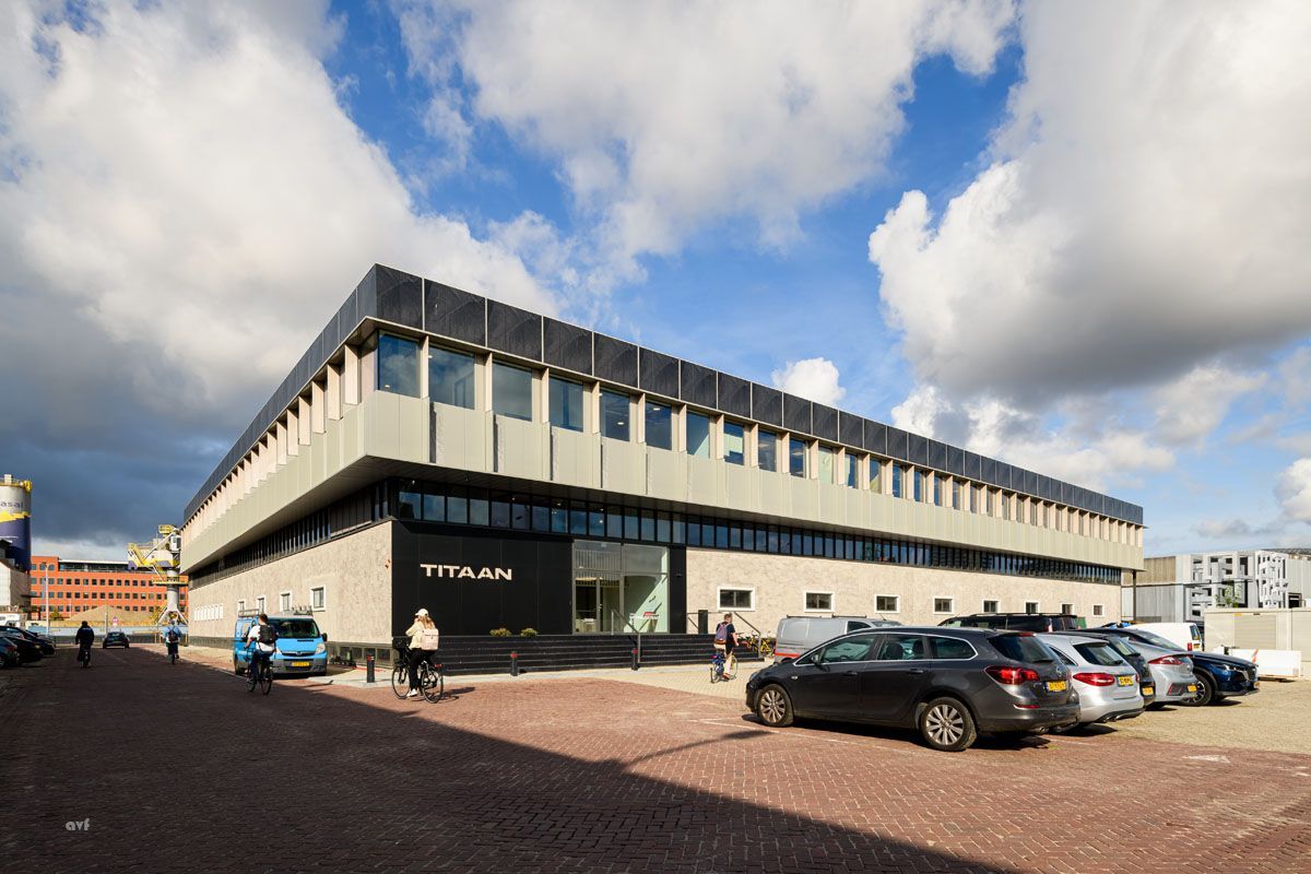 A large building with cars parked in front of it.