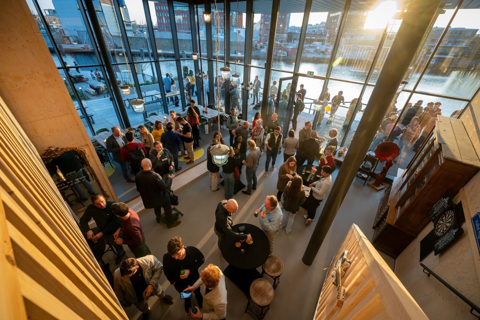 A large building with a lot of windows and a balcony.