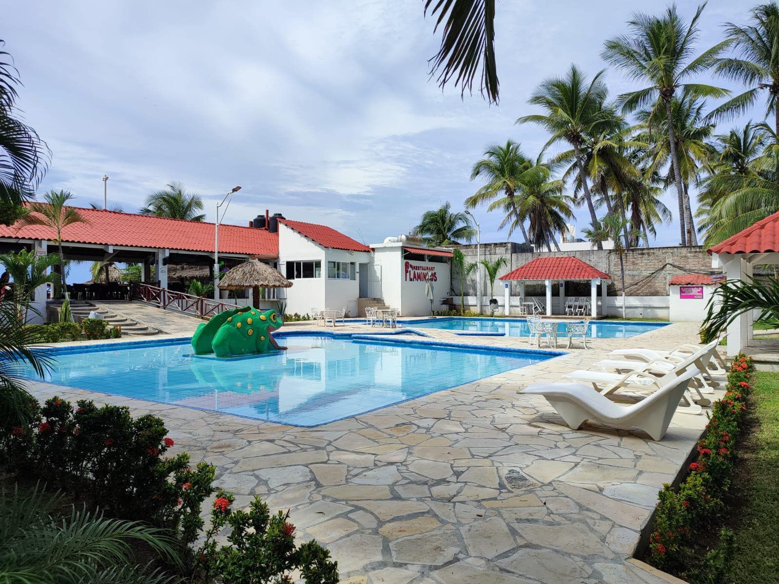 GARDEN BEACH HOTEL - RESTAURANTE CON ALBERCA GARDEN BEACH HOTEL - RESTAURANTE CON ALBERCA