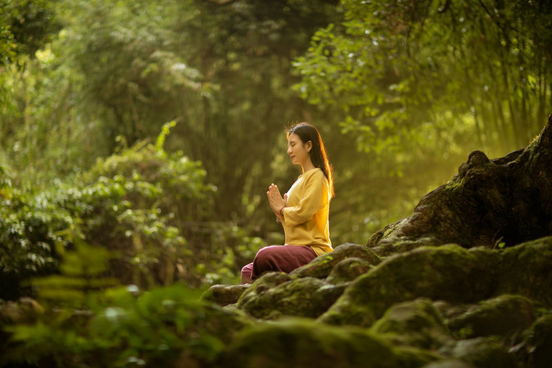 Frau praktiziert Meditation für eine gesunde Wirbelsäule nach ayurvedischen Prinzipien