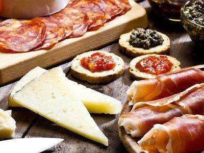 assortimento di salumi, formaggi e tartine