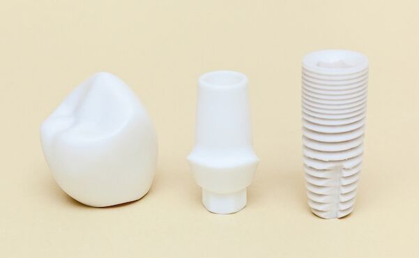 Zahnimplantat mit Aufbau und Zahnkrone aus reiner Keramik