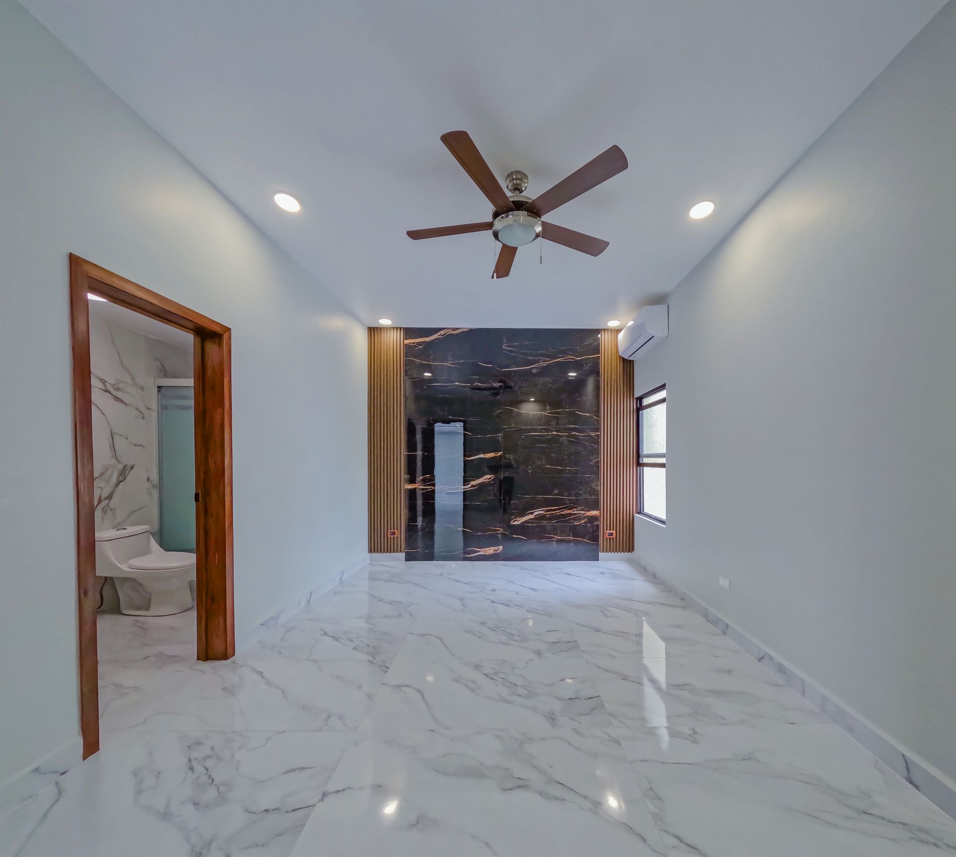 Habitación con detalle de porcelanato y lambien en pared