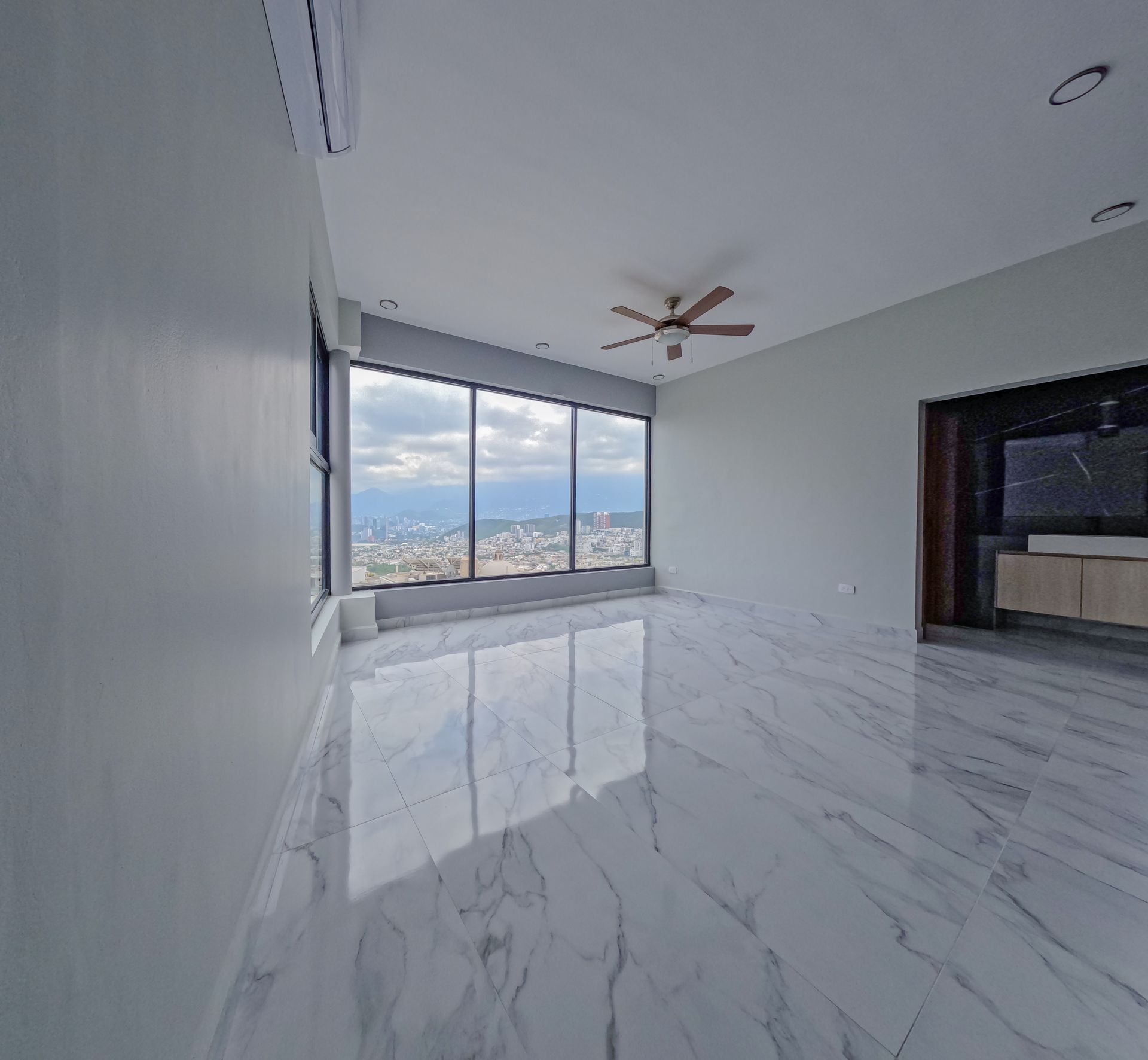 Recamara con ventanales de piso a techo