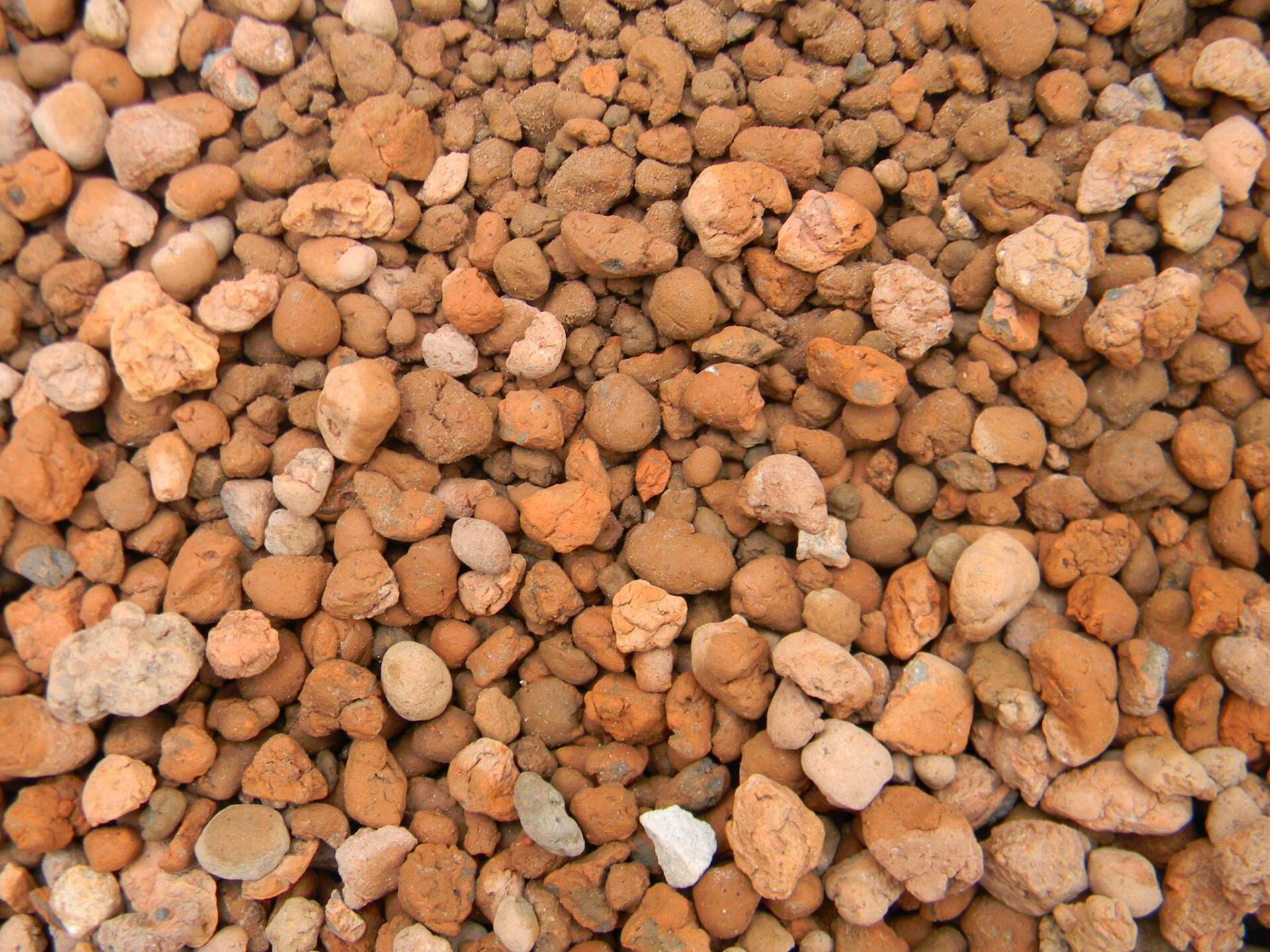 Un montón de grava marrón con muchas piedras pequeñas