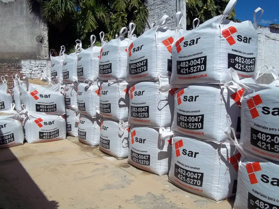 Un montón de bolsas sar están apiladas una encima de la otra.