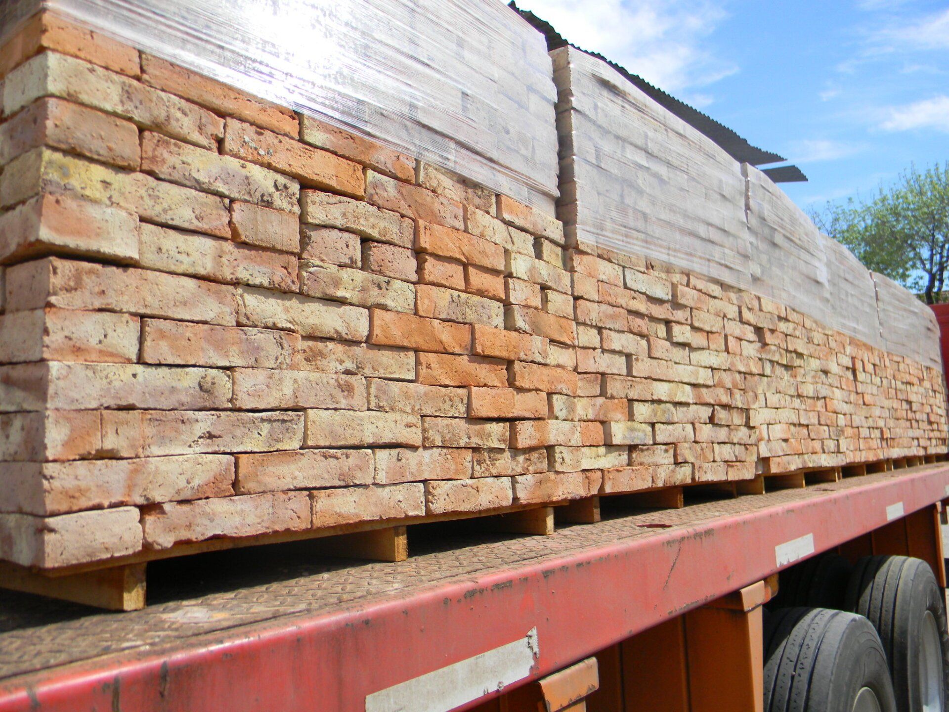 Un camión con ladrillos en la parte trasera.