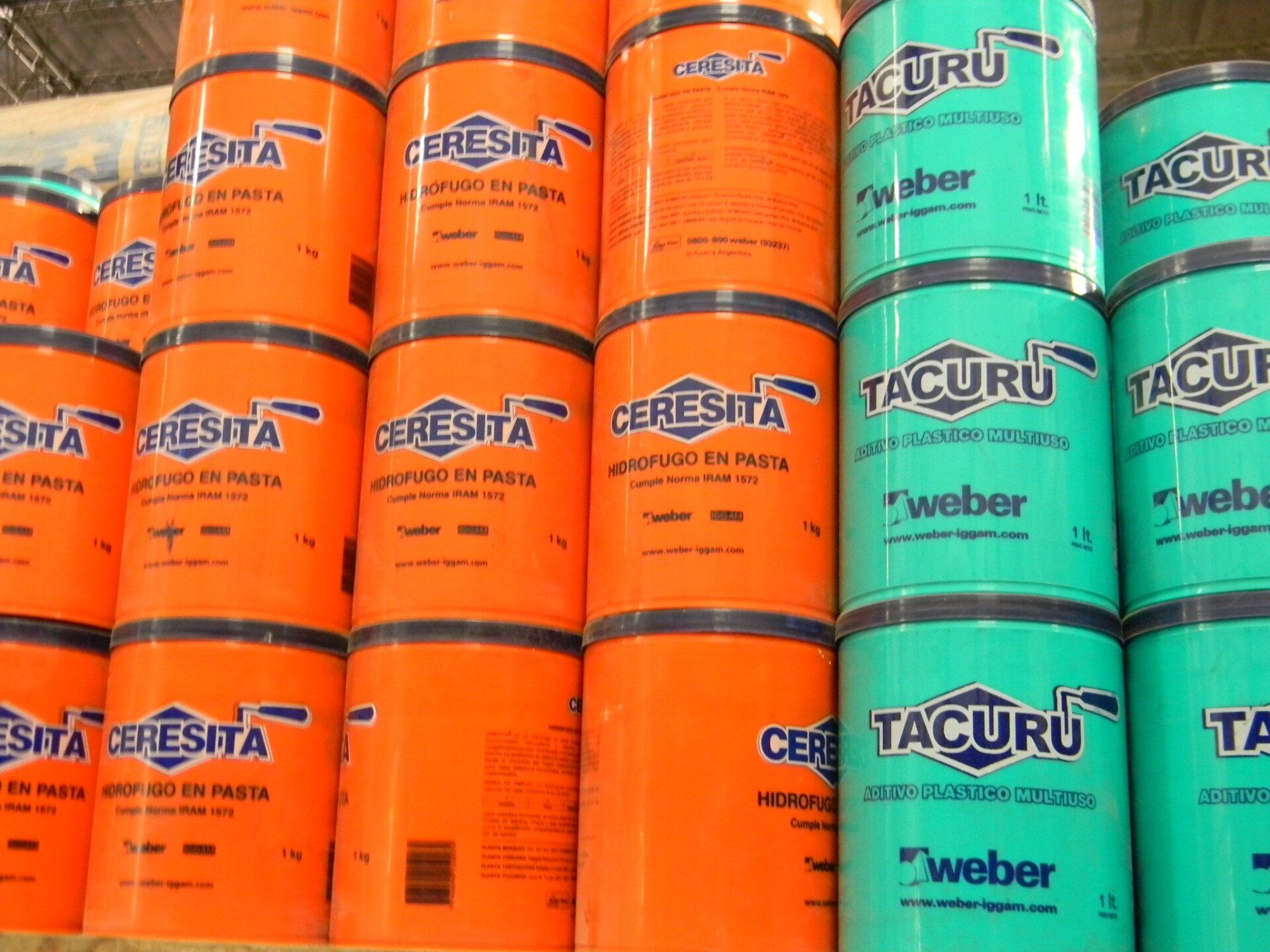 Un montón de latas de tajuru están apiladas una encima de la otra.